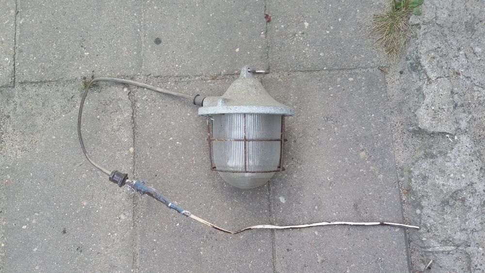 Stara lampa przemysłowa industrialna loft