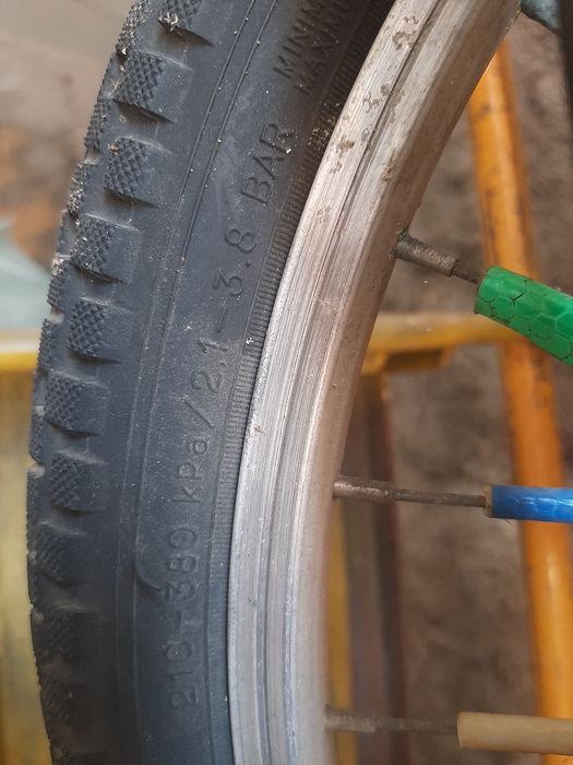 Bicicleta Criança até com suspensão à frente e a meio do quadro.