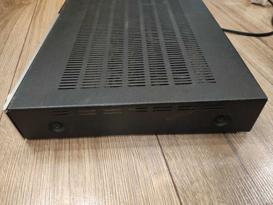 Hi-Fi стерео підсилювач звуку UNIVERSUM
