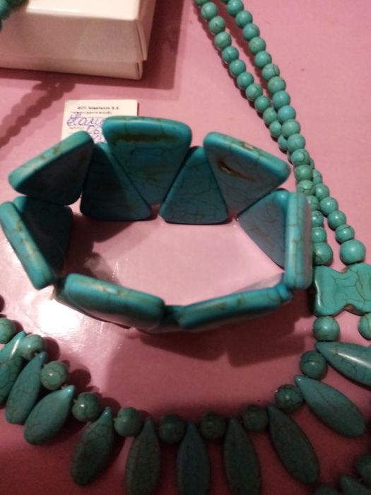 Продам дуже дешево цікаво намисто і браслетик із пресовоної бірюзи