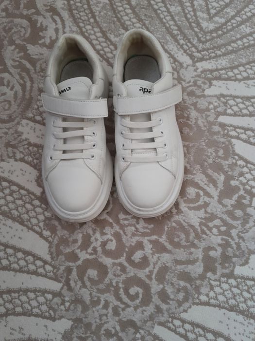 Продам білі кросівки фірми Appawa