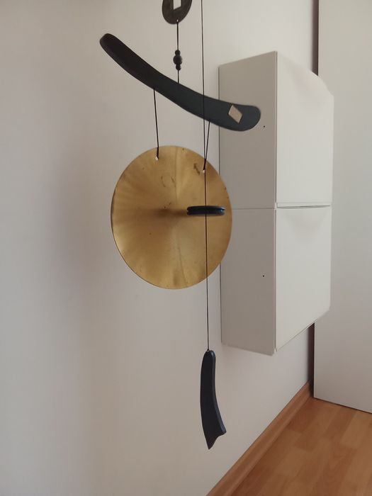 Espanta com prato em latão