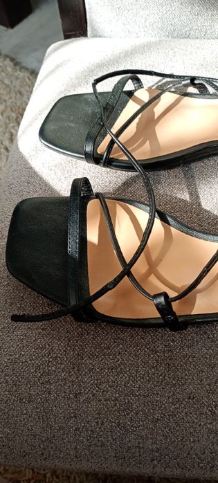 Ładne buty czarne sandałki na sznurki zawiązywane na łydce
