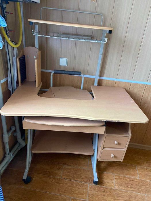 Меблі для вітрини в магазин та офіс в гарному стані