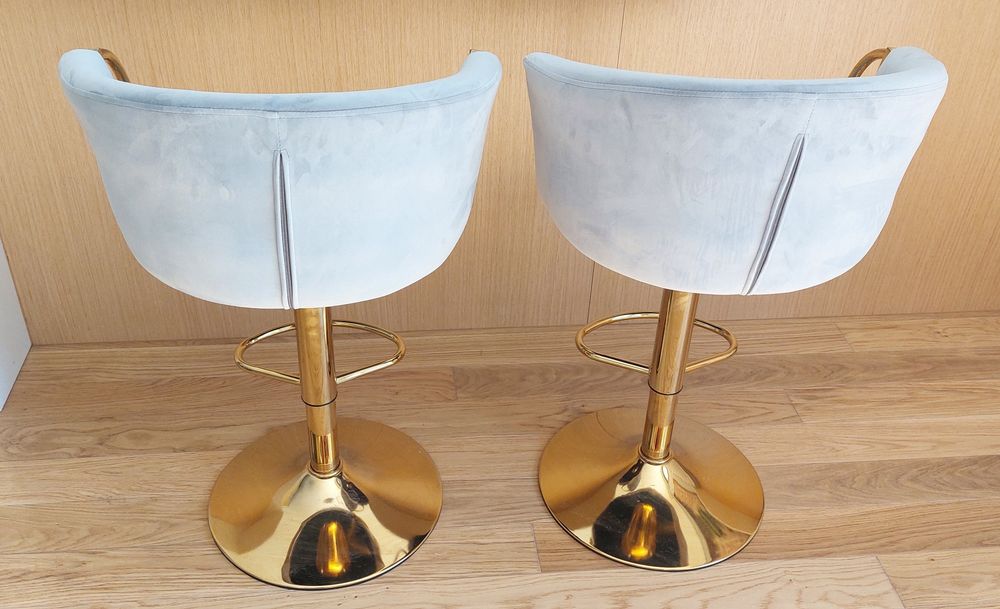 2 bancos de bar cinza e dourado
