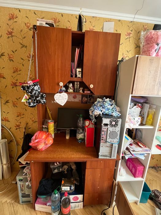 Продається коричневий стіл