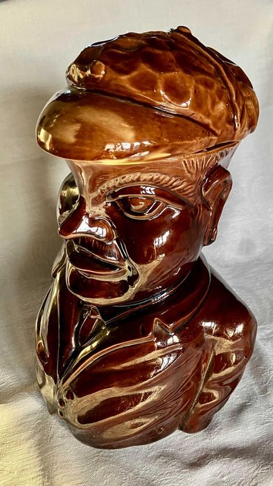 Grande caneca antropomórfica em faiança.