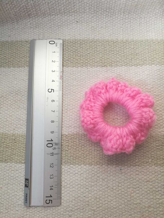 Sprzedam dzierganą gumkę do włosów własnej roboty.