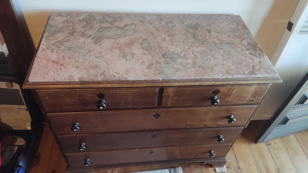 Cómoda e mesa de cabeceira