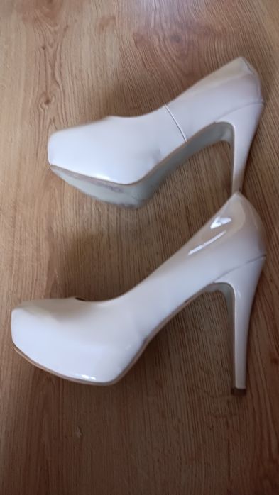 Buty kremowe,lakier, na platformie  r.38