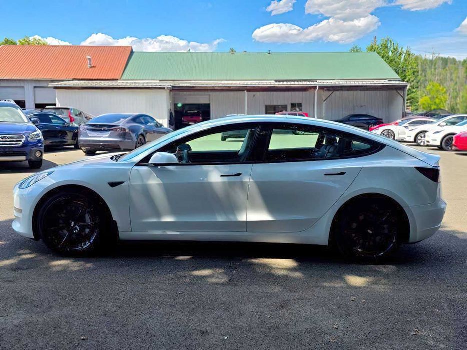 Tesla Model 3 Long Range      2021