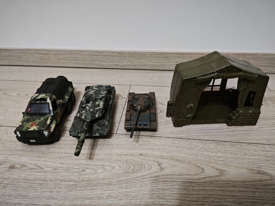 Zabawki wojskowe, 2 czołgi, wóz bojowy i baza
