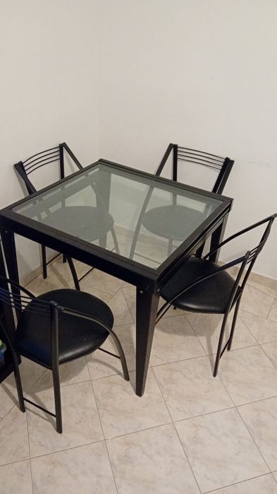 Mesa de vidro e cadeiras