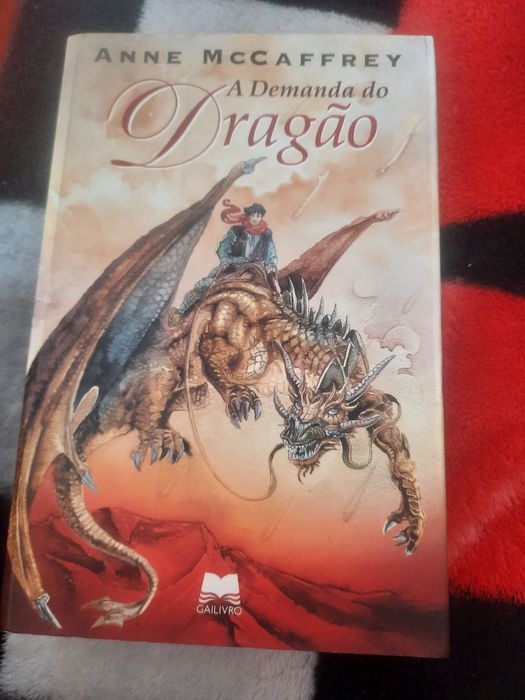 Livro De Anne Maccfrey A Demanda do Dragao
