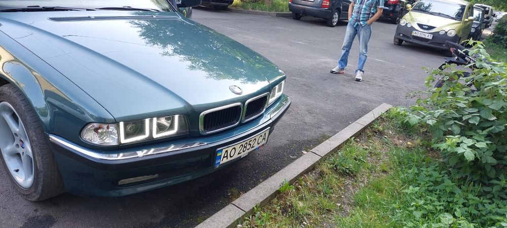 Автомобіль БМВ 7 Е 38