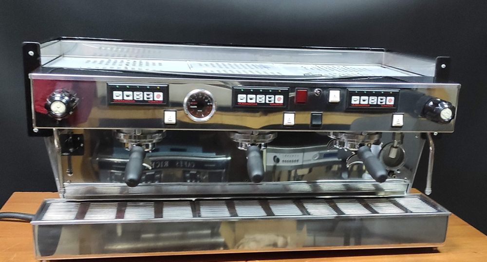 Професійна кавомашина LA marzocco linea