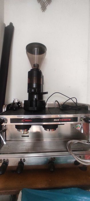 Máquina de café e moinho da La Cimbali