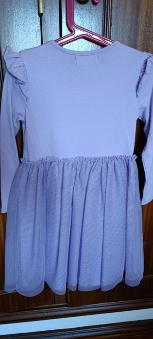 Vestido infantil lilás da Primark, com design lúdico e detalhes brilha