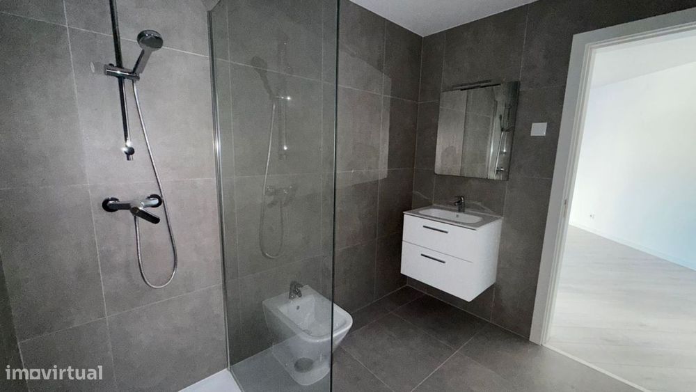 Apartamento T0 com parqueamento e vistas de mar