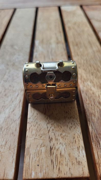 Baú Cofre com Dedal e linha para costura antigo