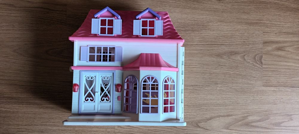 Casa de bonecas que abre e fecha