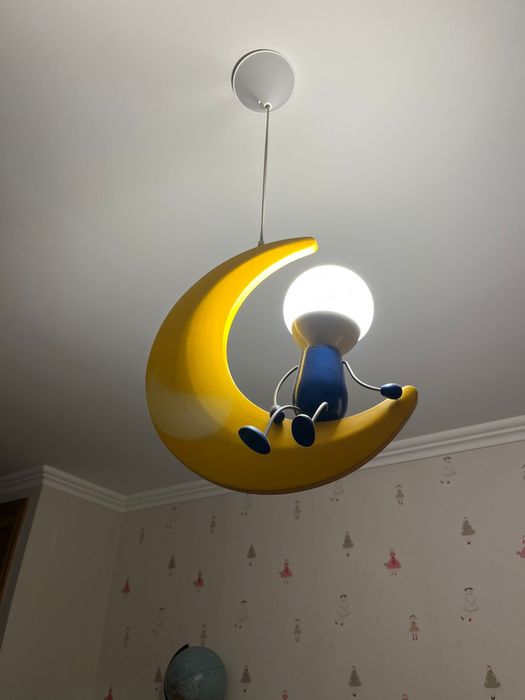 Candeiro menino na meia-lua