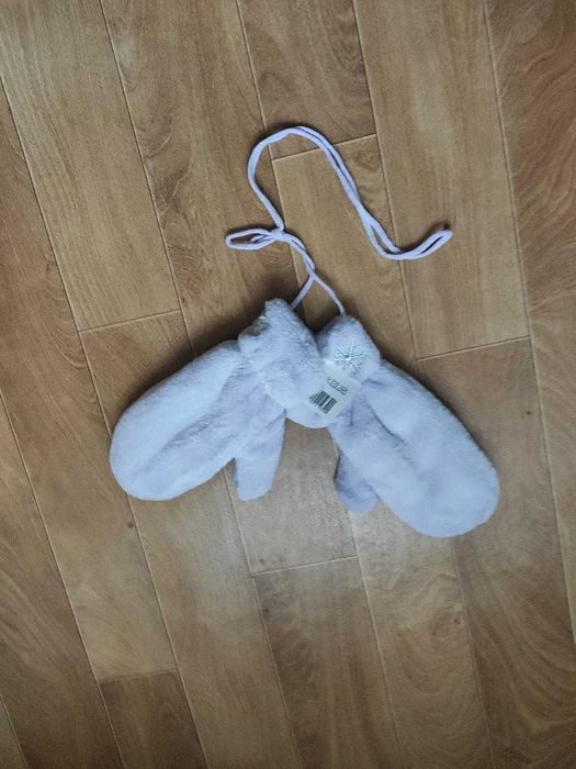 Варежки пушистые размер универсальный сиреневые на верёвке