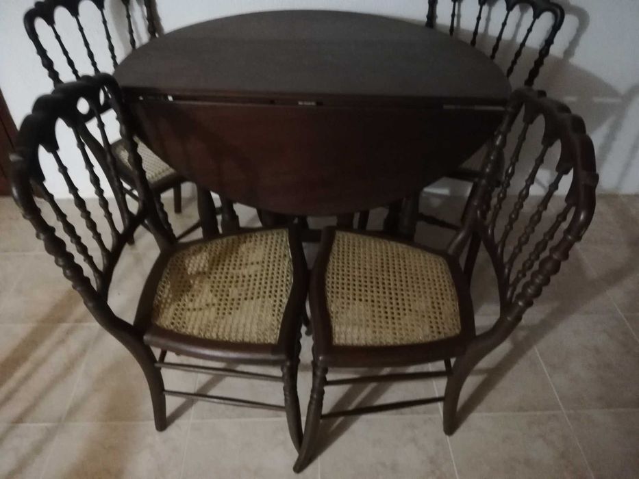 Mesa redonda, com abas