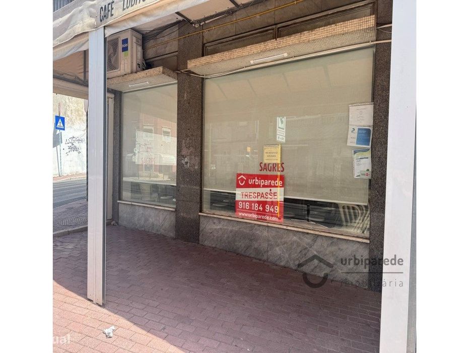 Restaurante com 31 mesas, no Dafundo.