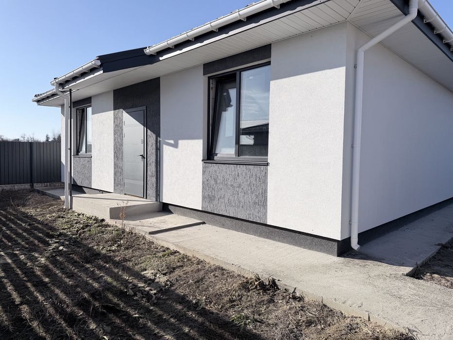 Продаю побудований одноповерховий дім  з власною ділянкою 4,5 сот. Планування супер. Газ по вулиці. Власник