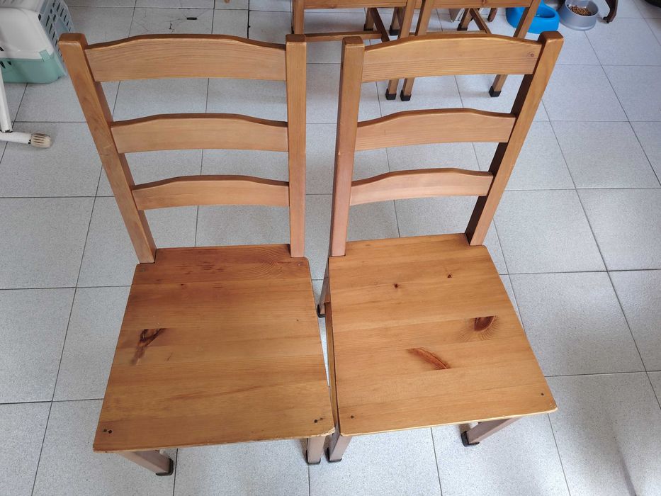 Mesa e cadeiras de madeira