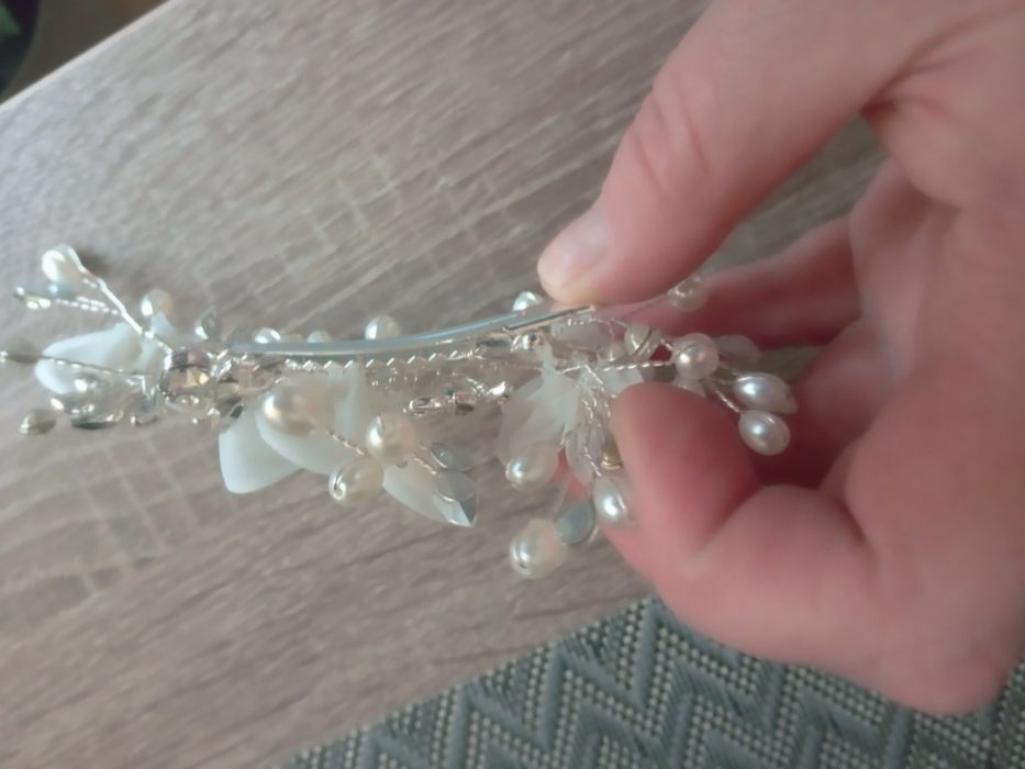 Nowa  ślubna ozdoba do włosów