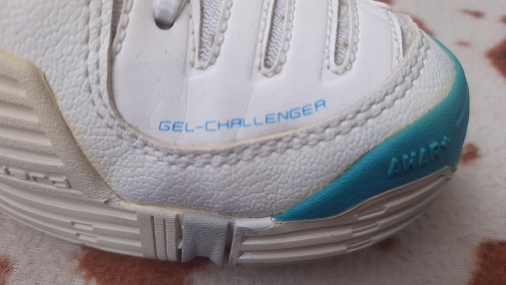 Жіночі кросівки Asics 40