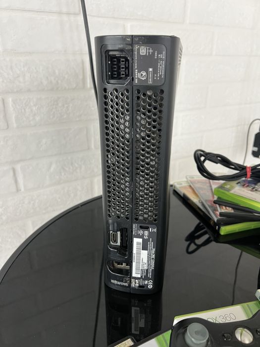 Xbox 360 + 2 джойстики + багато ігор – повний комплект