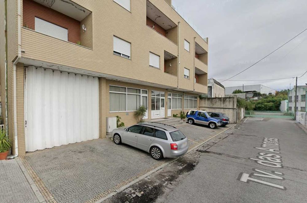 Armazém/loja para arrendamento/venda, 220m2, próximo centro P.Ferreira