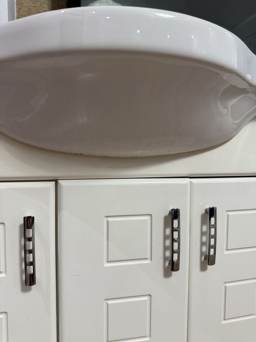 Дзеркало з тумбою і умивальником