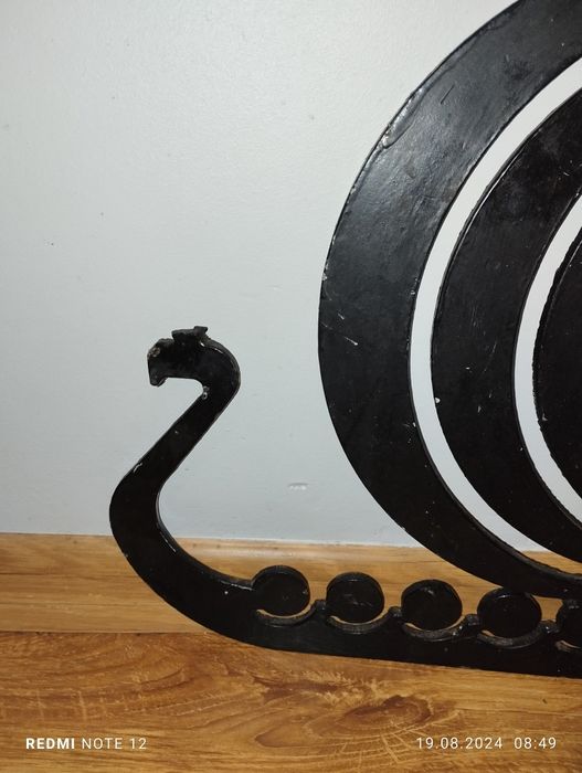 Stary kuty statek metaloplastyka, ciężki, duży.