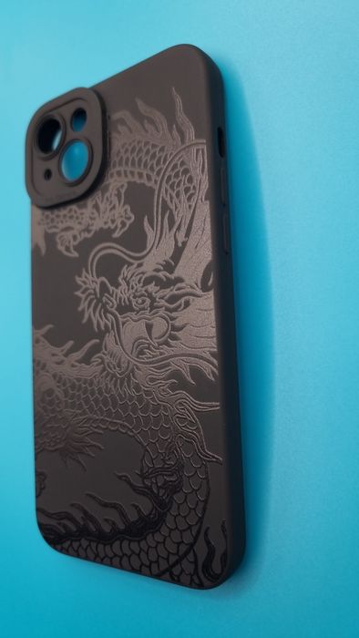 Eleganckie etui Black Dragon do iPhone 15 Plus.