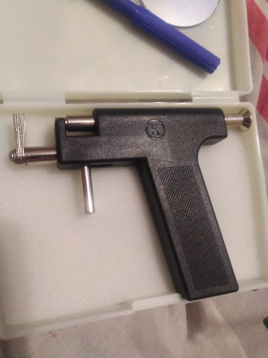 Набір для прибивання ушей.