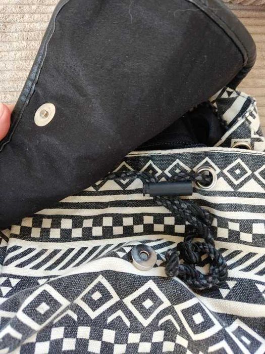 Czarno biały pojemny plecak w stylu indian folk