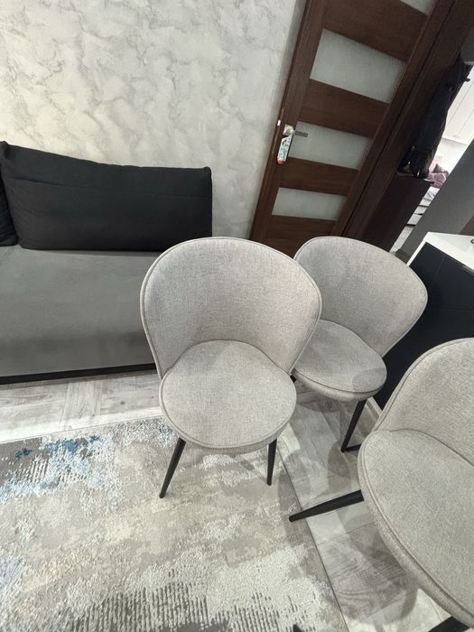 Krzesła szaro czarne