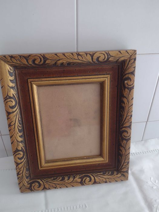 Moldura em talha dourada para fixar na parede