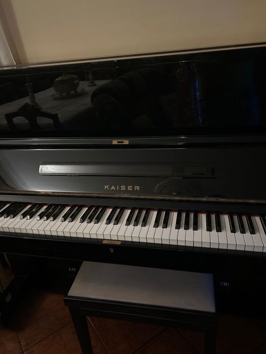 Vendo um piano vertical de excelente qualidade e muito bom estado .