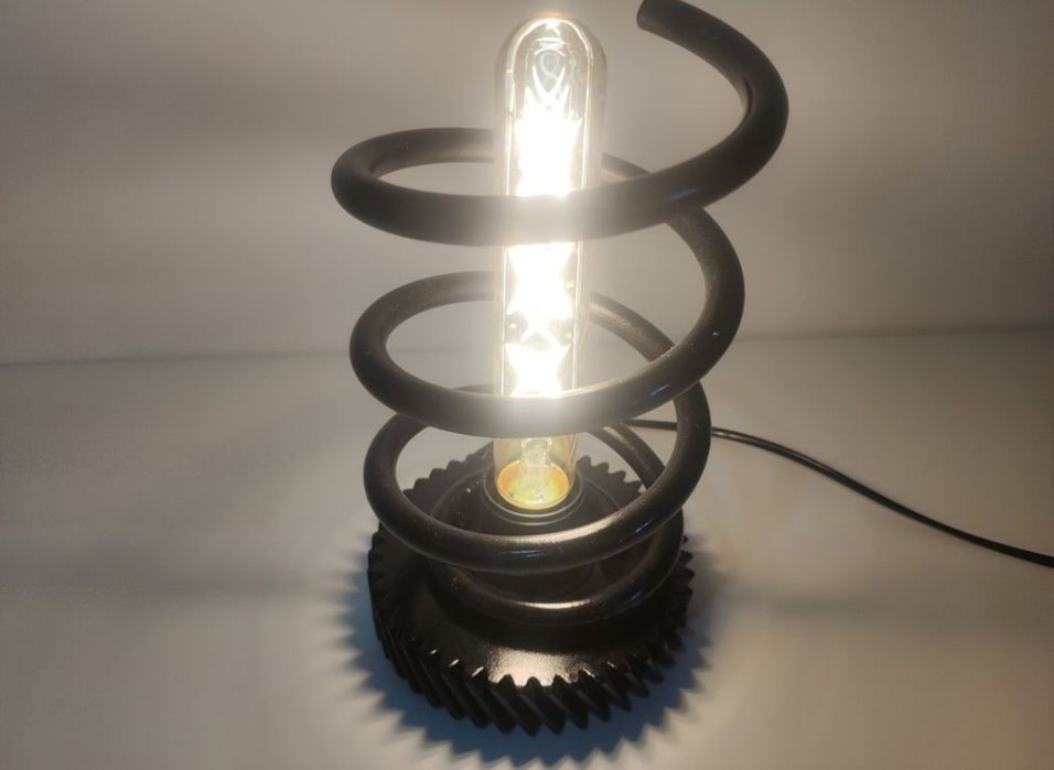 Lampka sprężyna z części samochodowych. Nowoczesny design! Loft