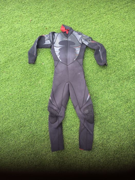 Fato kite surf mystik tamanho m.
Tem apenas um estrago num dos joelhos