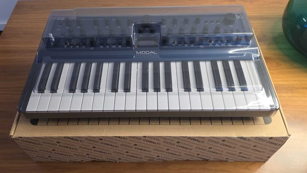Sintetizador Modal Cobalt8 com decksaver