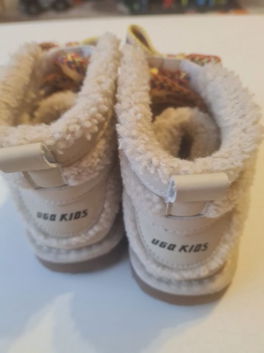 Чобітки,угі для дівчинки