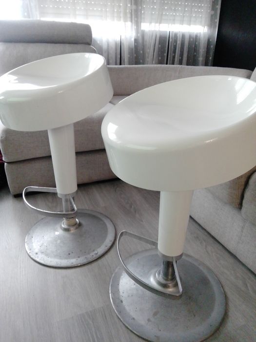 2 bancos brancos /bar