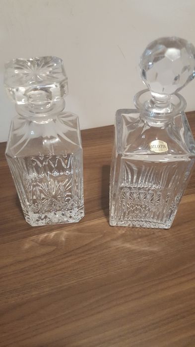 Garrafas de whisky de cristal e baldes