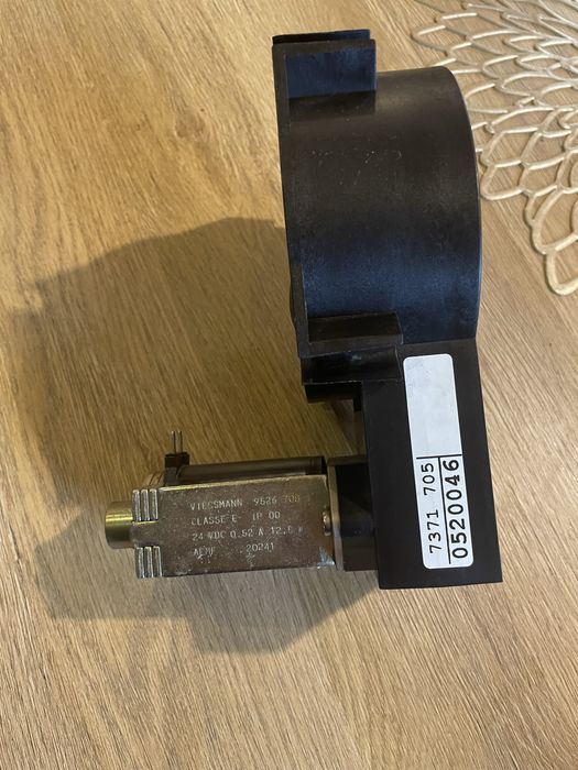 Zawór trójdrożny z zaworem elektromagnetycznym